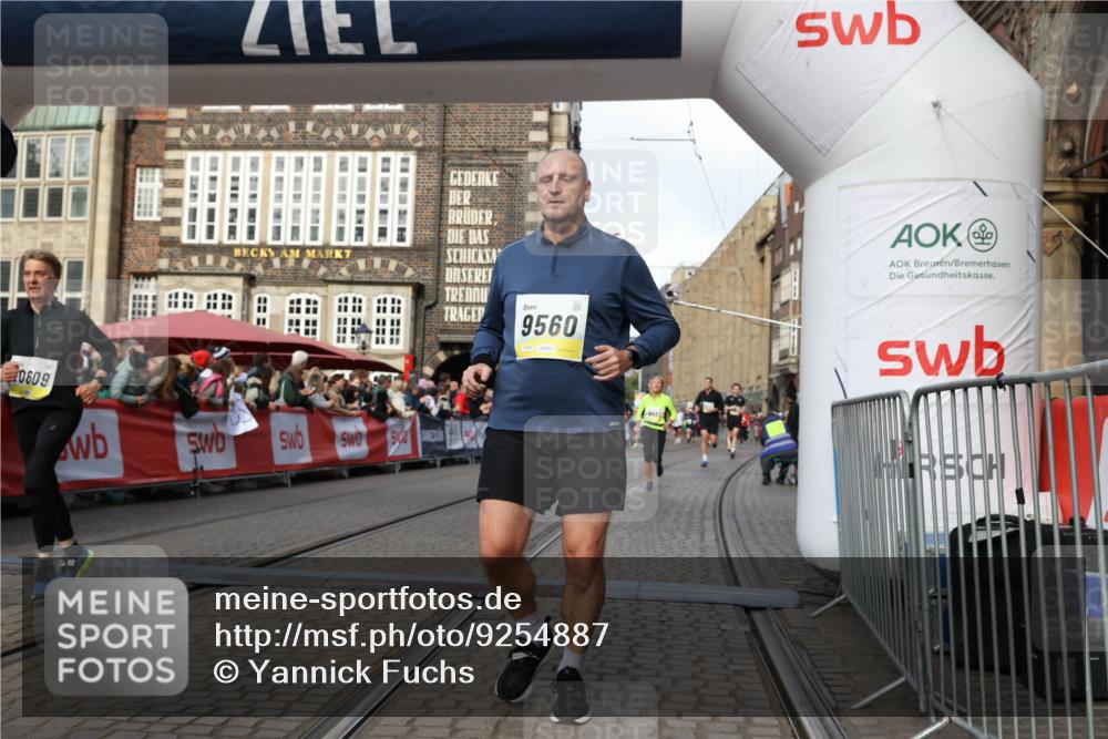 05.10.2025 - 20. swb-Marathon Bremen Yannick Fuchs http://msf.ph/oto/9254887 05.10.2025 10:55:00 Ziel 8326, 9427, 9436, 9560, 9570, 9754, 9776, 10024, 10231, 10232, 10233, 10487, 10609, 10770, 11163, 11276, 11373, 11470 meine-sportfotos.de