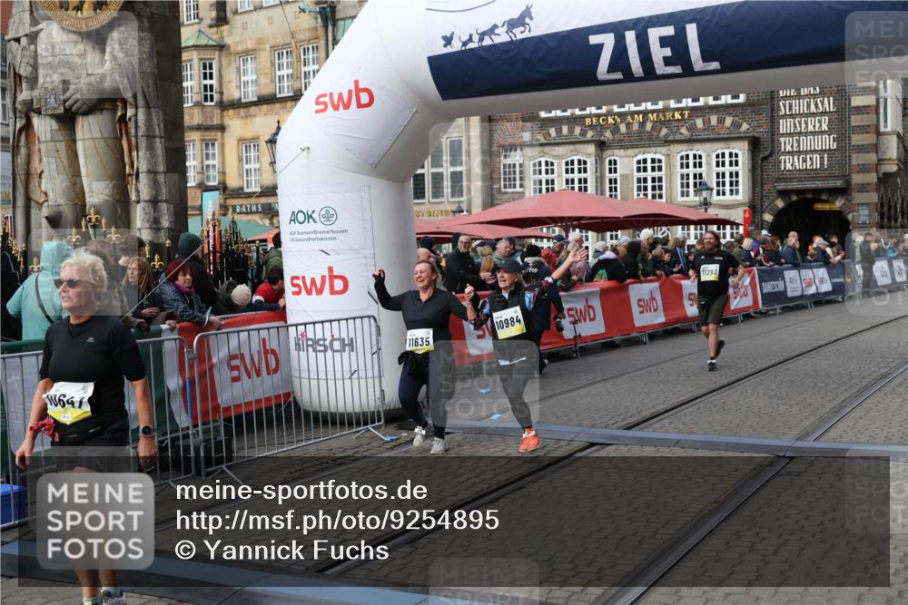 05.10.2025 - 20. swb-Marathon Bremen Yannick Fuchs http://msf.ph/oto/9254895 05.10.2025 11:15:17 Ziel 10647, 10984, 11107, 11293, 11635 meine-sportfotos.de