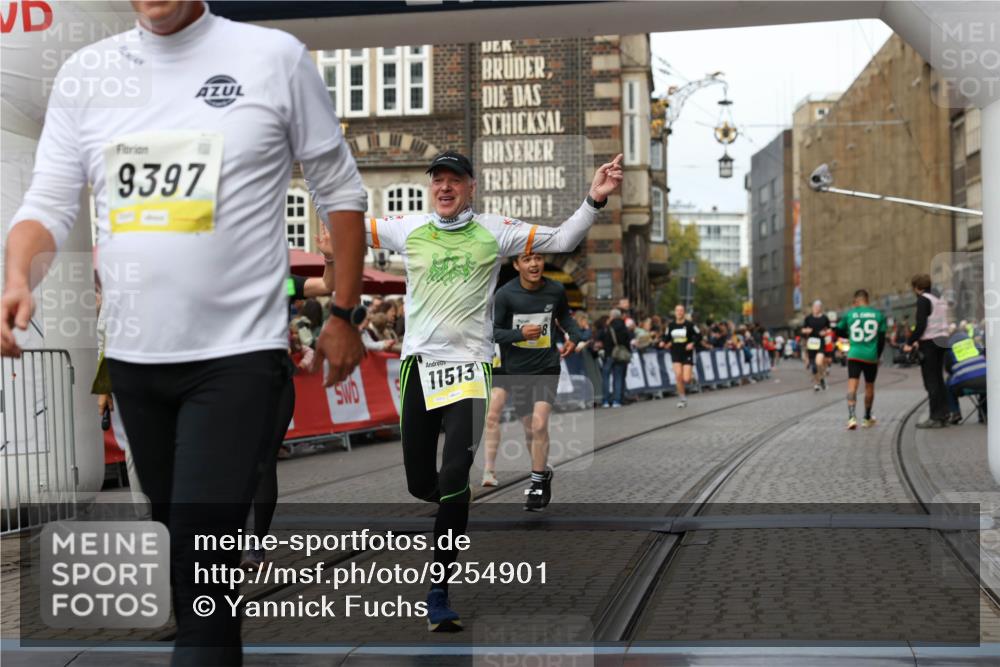 05.10.2025 - 20. swb-Marathon Bremen Yannick Fuchs http://msf.ph/oto/9254901 05.10.2025 10:46:10 Ziel 9397, 9500, 9876, 10090, 10688, 11074, 11513, 11617 meine-sportfotos.de