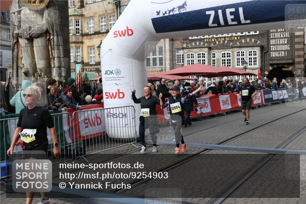 05.10.2025 - 20. swb-Marathon Bremen Yannick Fuchs http://msf.ph/oto/9254903 05.10.2025 11:15:17 Ziel 10647, 10984, 11107, 11293, 11635 meine-sportfotos.de