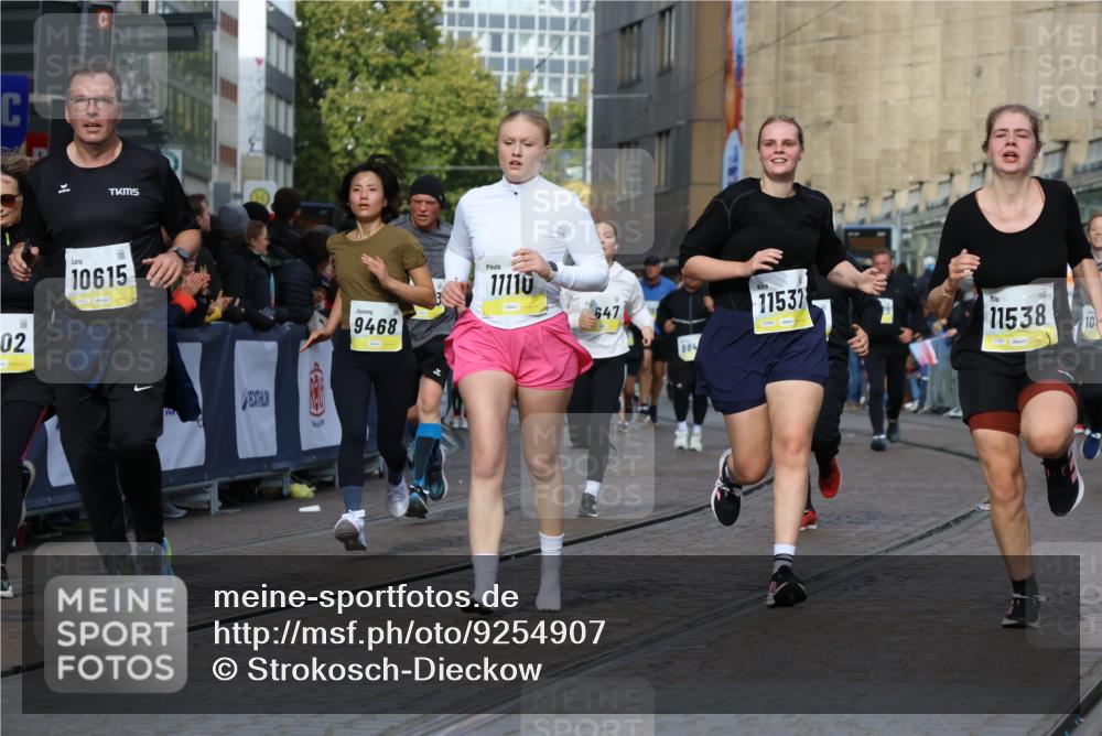 05.10.2025 - 20. swb-Marathon Bremen Strokosch-Dieckow http://msf.ph/oto/9254907 05.10.2025 11:02:28 Ziel 9468, 9647, 9707, 9802, 9839, 10033, 10595, 10598, 10615, 11110, 11160, 11537, 11538, 11711 meine-sportfotos.de