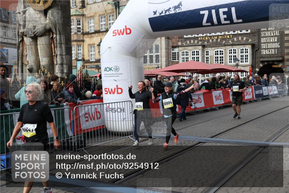 05.10.2025 - 20. swb-Marathon Bremen Yannick Fuchs http://msf.ph/oto/9254912 05.10.2025 11:15:17 Ziel 10647, 10984, 11107, 11293, 11635 meine-sportfotos.de
