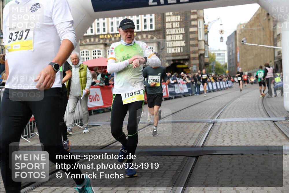 05.10.2025 - 20. swb-Marathon Bremen Yannick Fuchs http://msf.ph/oto/9254919 05.10.2025 10:46:11 Ziel 9397, 9500, 9876, 10090, 10688, 10858, 11074, 11513 meine-sportfotos.de