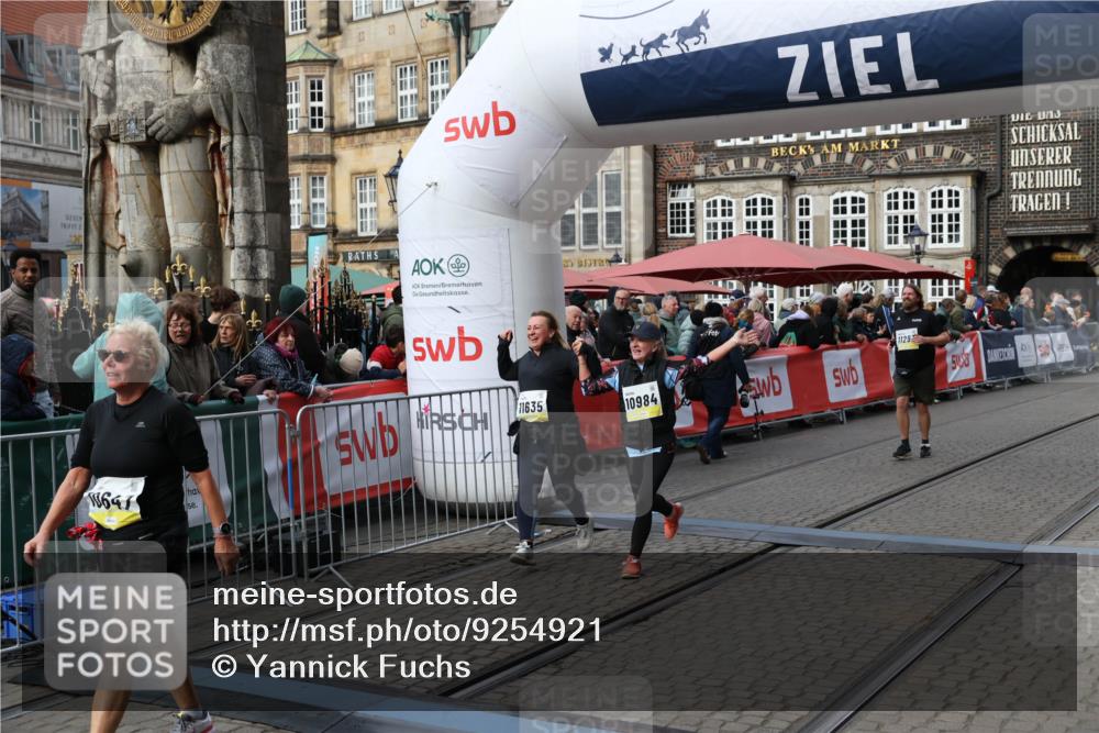 05.10.2025 - 20. swb-Marathon Bremen Yannick Fuchs http://msf.ph/oto/9254921 05.10.2025 11:15:17 Ziel 10647, 10984, 11107, 11293, 11635 meine-sportfotos.de