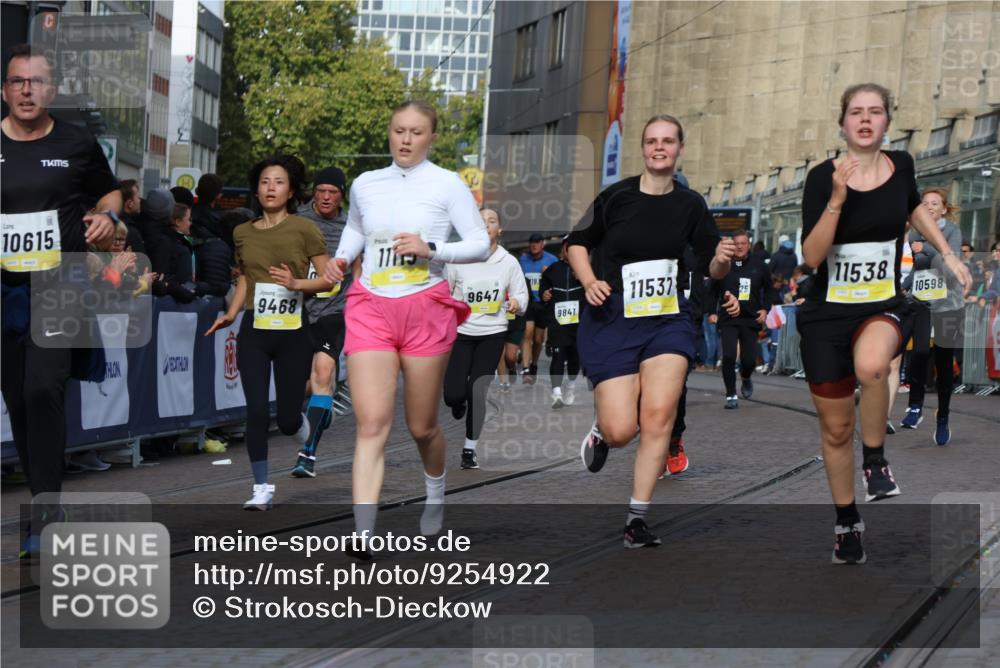 05.10.2025 - 20. swb-Marathon Bremen Strokosch-Dieckow http://msf.ph/oto/9254922 05.10.2025 11:02:28 Ziel 9468, 9647, 9707, 9802, 9839, 10033, 10595, 10598, 10615, 11110, 11160, 11537, 11538, 11711 meine-sportfotos.de