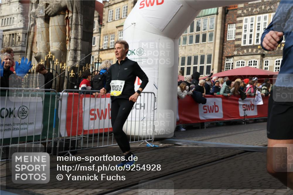 05.10.2025 - 20. swb-Marathon Bremen Yannick Fuchs http://msf.ph/oto/9254928 05.10.2025 10:55:00 Ziel 8326, 9427, 9436, 9560, 9570, 9754, 9776, 10024, 10231, 10232, 10233, 10487, 10609, 10770, 11163, 11276, 11373, 11470 meine-sportfotos.de
