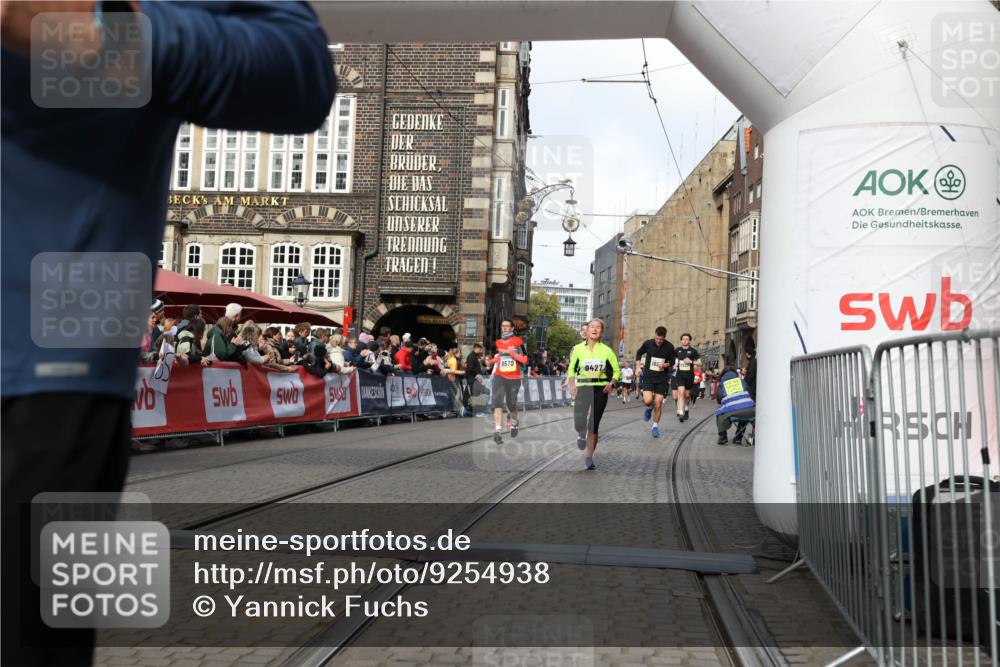 05.10.2025 - 20. swb-Marathon Bremen Yannick Fuchs http://msf.ph/oto/9254938 05.10.2025 10:55:01 Ziel 8326, 9427, 9436, 9560, 9570, 9776, 10024, 10231, 10232, 10233, 10487, 10609, 10770, 11163, 11276, 11373, 11470 meine-sportfotos.de