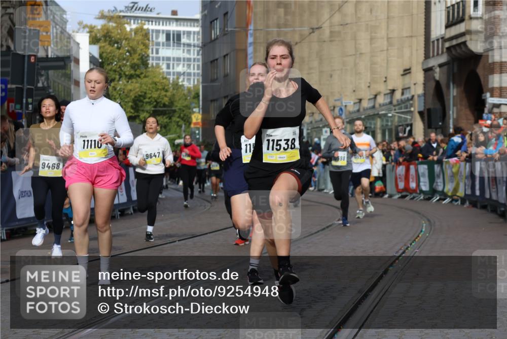 05.10.2025 - 20. swb-Marathon Bremen Strokosch-Dieckow http://msf.ph/oto/9254948 05.10.2025 11:02:29 Ziel 9468, 9647, 9707, 9802, 9839, 10033, 10595, 10598, 10615, 11110, 11160, 11537, 11538, 11711 meine-sportfotos.de