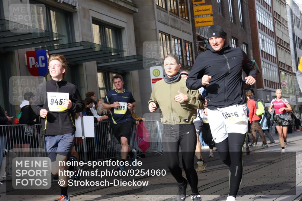 05.10.2025 - 20. swb-Marathon Bremen Strokosch-Dieckow http://msf.ph/oto/9254960 05.10.2025 10:56:50 Ziel 5172, 9231, 9260, 9292, 9314, 9450, 9451, 9489, 9550, 9577, 9797, 9844, 9937, 9947, 10069, 10169, 10281, 10293, 10367, 10545, 10657, 10867, 10917, 11015, 11138, 11168, 11202, 11434, 11435, 11566, 11596, 11686, 5172, 9231, 9260, 9292, 9314, 9450, 9451, 9489, 9550, 9577, 9797, 9844, 9937, 9947, 10069, 10169, 10281, 10293, 10367, 10545, 10657, 10867, 10917, 11015, 11138, 11168, 11202, 11434, 11435, 11566, 11596, 11686 meine-sportfotos.de