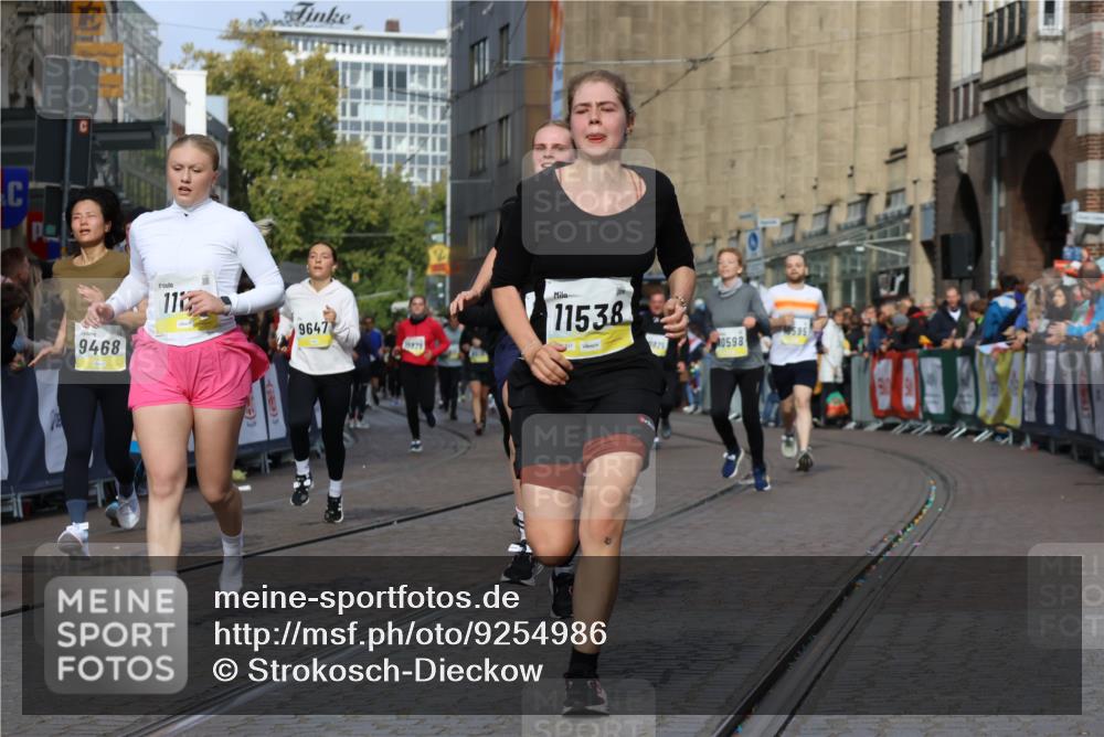 05.10.2025 - 20. swb-Marathon Bremen Strokosch-Dieckow http://msf.ph/oto/9254986 05.10.2025 11:02:30 Ziel 9468, 9647, 9707, 9802, 9839, 10033, 10595, 10598, 10615, 11110, 11160, 11537, 11538, 11711 meine-sportfotos.de