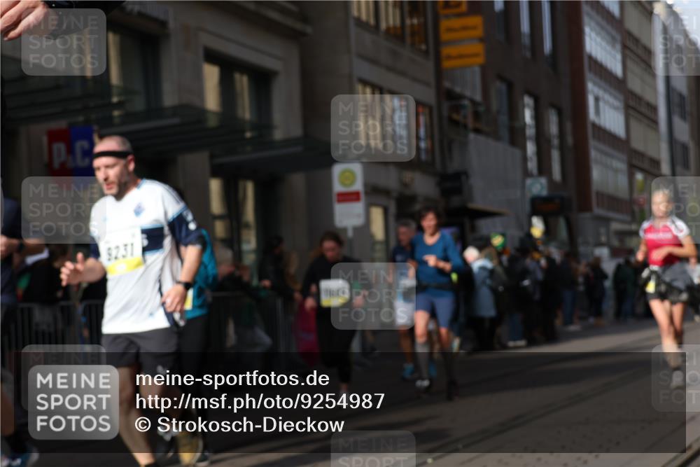 05.10.2025 - 20. swb-Marathon Bremen Strokosch-Dieckow http://msf.ph/oto/9254987 05.10.2025 10:56:51 Ziel 5172, 7101, 9231, 9260, 9292, 9314, 9450, 9451, 9489, 9550, 9577, 9797, 9844, 9937, 9947, 10069, 10169, 10281, 10293, 10367, 10545, 10657, 10867, 10917, 11015, 11138, 11168, 11202, 11434, 11435, 11566, 11596, 11686, 5172, 7101, 9231, 9260, 9292, 9314, 9450, 9451, 9489, 9550, 9577, 9797, 9844, 9937, 9947, 10069, 10169, 10281, 10293, 10367, 10545, 10657, 10867, 10917, 11015, 11138, 11168, 11202, 11434, 11435, 11566, 11596, 11686 meine-sportfotos.de