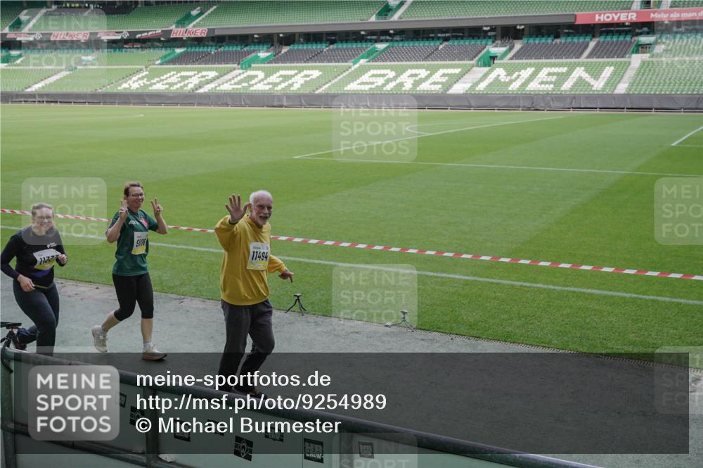 05.10.2025 - 20. swb-Marathon Bremen Michael Burmester http://msf.ph/oto/9254989 05.10.2025 10:43:10 Laufen im Stadion 8225, 9185, 9276, 9288, 9410, 9476, 9481, 9493, 9526, 9557, 9561, 9664, 9675, 9680, 9726, 9731, 9732, 9734, 9736, 9760, 9784, 9806, 9822, 9823, 9826, 9848, 9861, 9867, 9912, 10074, 10146, 10183, 10245, 10315, 10316, 10396, 10399, 10412, 10417, 10433, 10435, 10463, 10515, 10596, 10849, 10860, 10861, 10962, 10969, 11030, 11073, 11083, 11112, 11113, 11157, 11161, 11170, 11215, 11240, 11242, 11285, 11331, 11404, 11536, 9212, 9276, 9519, 9648, 9945, 9972 meine-sportfotos.de