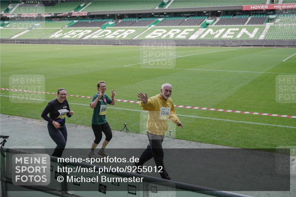 05.10.2025 - 20. swb-Marathon Bremen Michael Burmester http://msf.ph/oto/9255012 05.10.2025 10:43:11 Laufen im Stadion 8225, 9185, 9288, 9410, 9476, 9481, 9493, 9526, 9557, 9561, 9664, 9675, 9680, 9726, 9731, 9732, 9734, 9736, 9760, 9784, 9806, 9822, 9823, 9826, 9848, 9861, 9867, 9912, 10074, 10146, 10183, 10245, 10315, 10316, 10396, 10399, 10412, 10417, 10433, 10435, 10463, 10515, 10596, 10849, 10860, 10861, 10962, 10969, 11030, 11073, 11083, 11112, 11113, 11157, 11161, 11170, 11215, 11240, 11242, 11285, 11331, 11404, 11536, 9212, 9276, 9519, 9648, 9945, 9972 meine-sportfotos.de