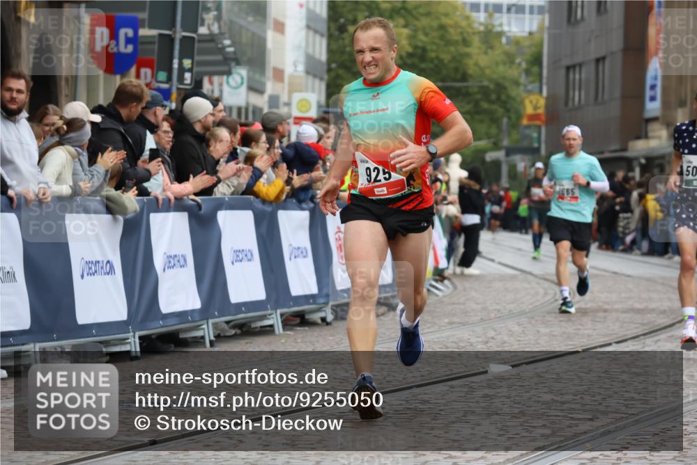 05.10.2025 - 20. swb-Marathon Bremen Strokosch-Dieckow http://msf.ph/oto/9255050 05.10.2025 12:53:25 Ziel 925, 2940, 3975, 5074 meine-sportfotos.de