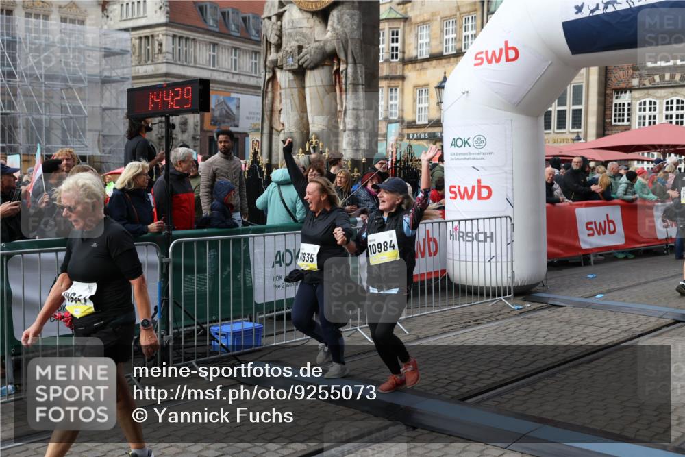 05.10.2025 - 20. swb-Marathon Bremen Yannick Fuchs http://msf.ph/oto/9255073 05.10.2025 11:15:18 Ziel 10647, 10984, 11107, 11293, 11635 meine-sportfotos.de