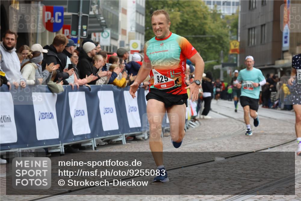 05.10.2025 - 20. swb-Marathon Bremen Strokosch-Dieckow http://msf.ph/oto/9255083 05.10.2025 12:53:25 Ziel 925, 2940, 3975, 5074 meine-sportfotos.de