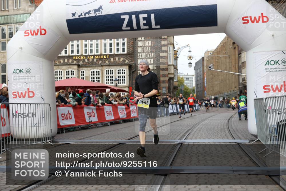 05.10.2025 - 20. swb-Marathon Bremen Yannick Fuchs http://msf.ph/oto/9255116 05.10.2025 10:46:17 Ziel 10688, 10858, 11074, 11446 meine-sportfotos.de