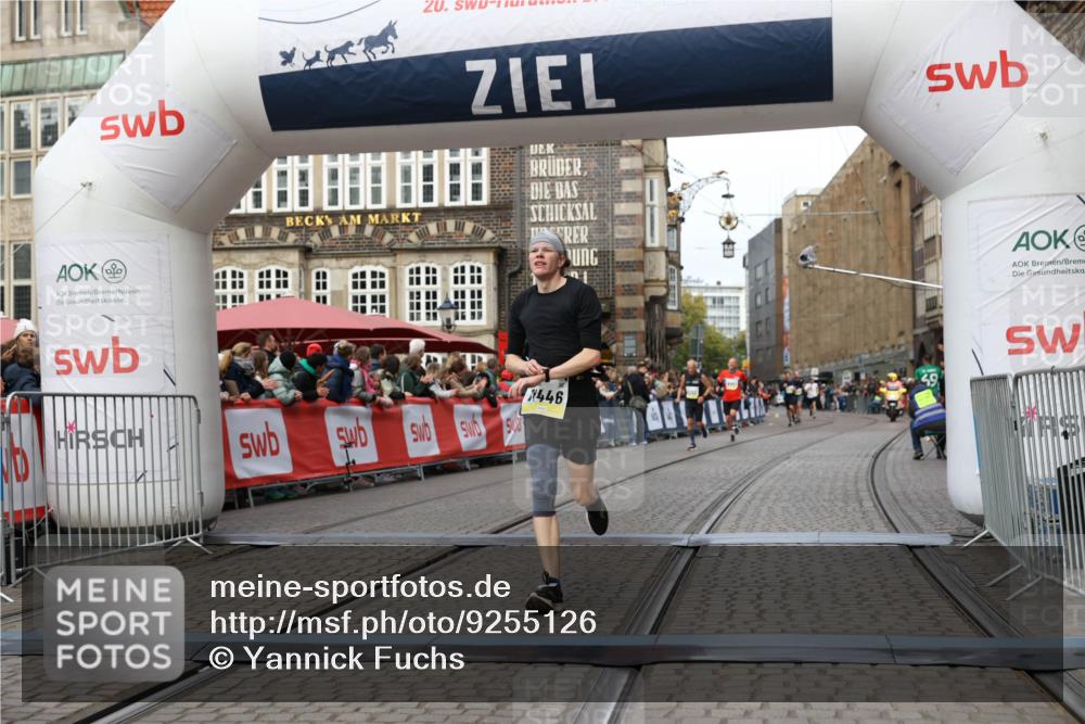 05.10.2025 - 20. swb-Marathon Bremen Yannick Fuchs http://msf.ph/oto/9255126 05.10.2025 10:46:17 Ziel 10688, 10858, 11074, 11446 meine-sportfotos.de