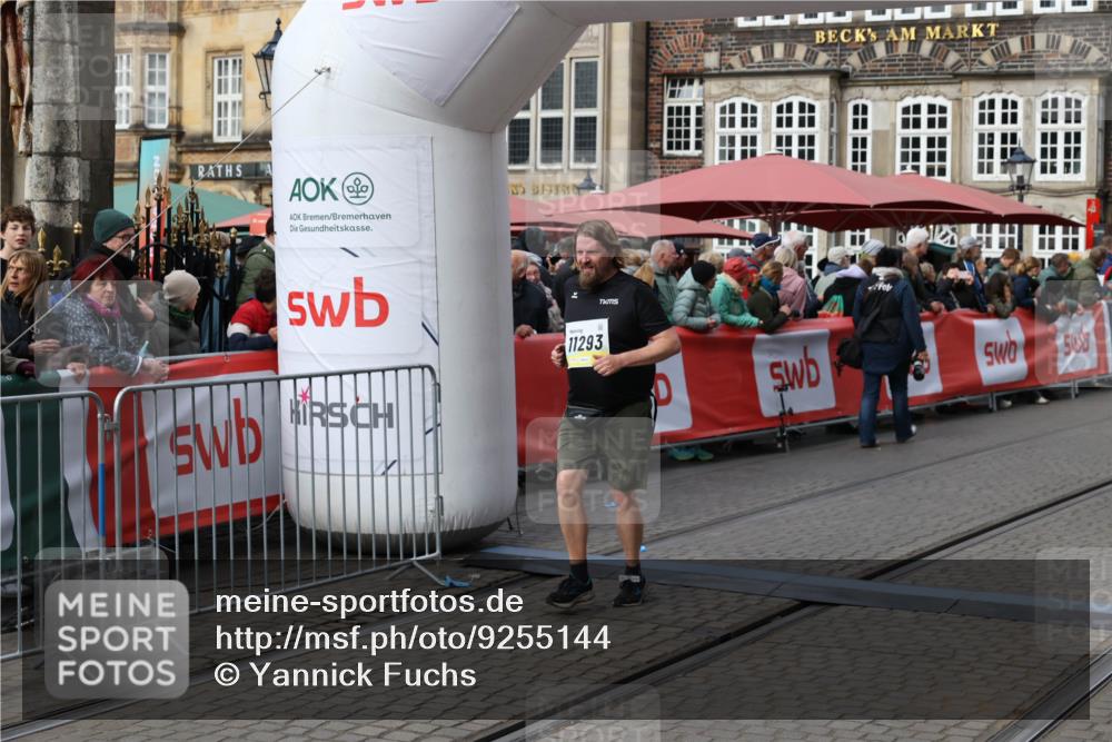 05.10.2025 - 20. swb-Marathon Bremen Yannick Fuchs http://msf.ph/oto/9255144 05.10.2025 11:15:19 Ziel 10647, 10984, 11293, 11635 meine-sportfotos.de