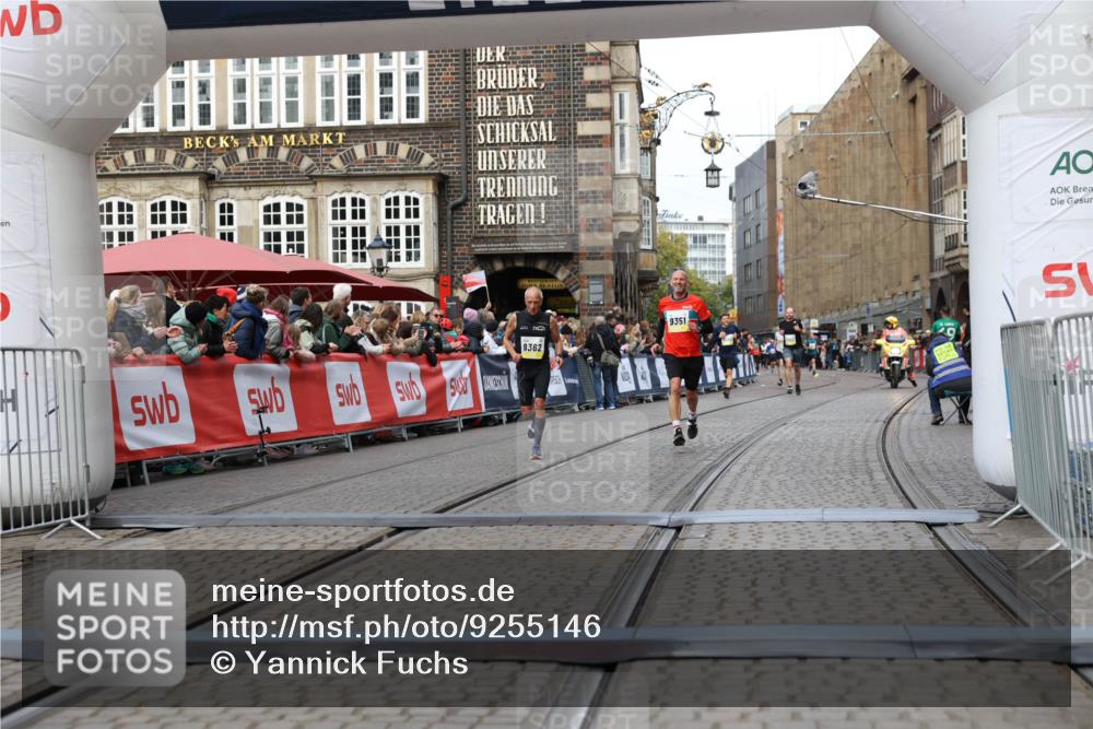 05.10.2025 - 20. swb-Marathon Bremen Yannick Fuchs http://msf.ph/oto/9255146 05.10.2025 10:46:20 Ziel 9351, 9362, 10858, 11446 meine-sportfotos.de