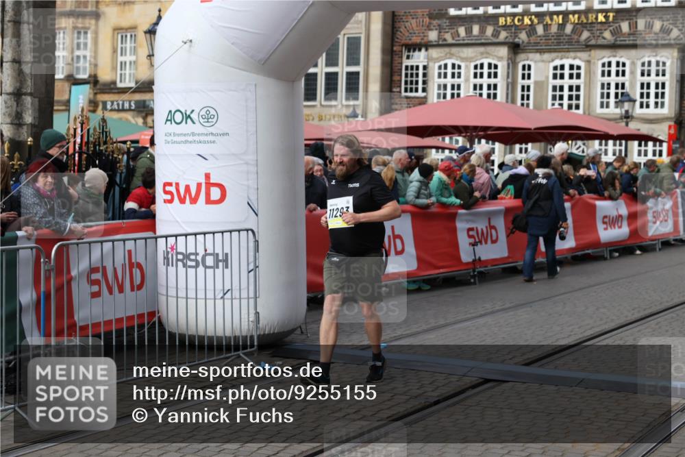 05.10.2025 - 20. swb-Marathon Bremen Yannick Fuchs http://msf.ph/oto/9255155 05.10.2025 11:15:19 Ziel 10647, 10984, 11293, 11635 meine-sportfotos.de