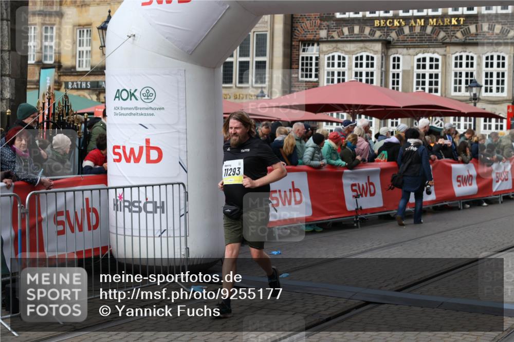 05.10.2025 - 20. swb-Marathon Bremen Yannick Fuchs http://msf.ph/oto/9255177 05.10.2025 11:15:19 Ziel 10647, 10984, 11293, 11635 meine-sportfotos.de