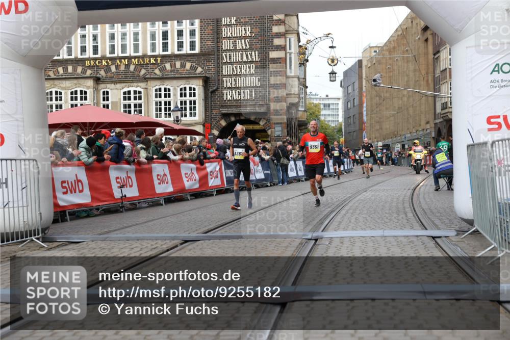 05.10.2025 - 20. swb-Marathon Bremen Yannick Fuchs http://msf.ph/oto/9255182 05.10.2025 10:46:20 Ziel 9351, 9362, 10858, 11446 meine-sportfotos.de