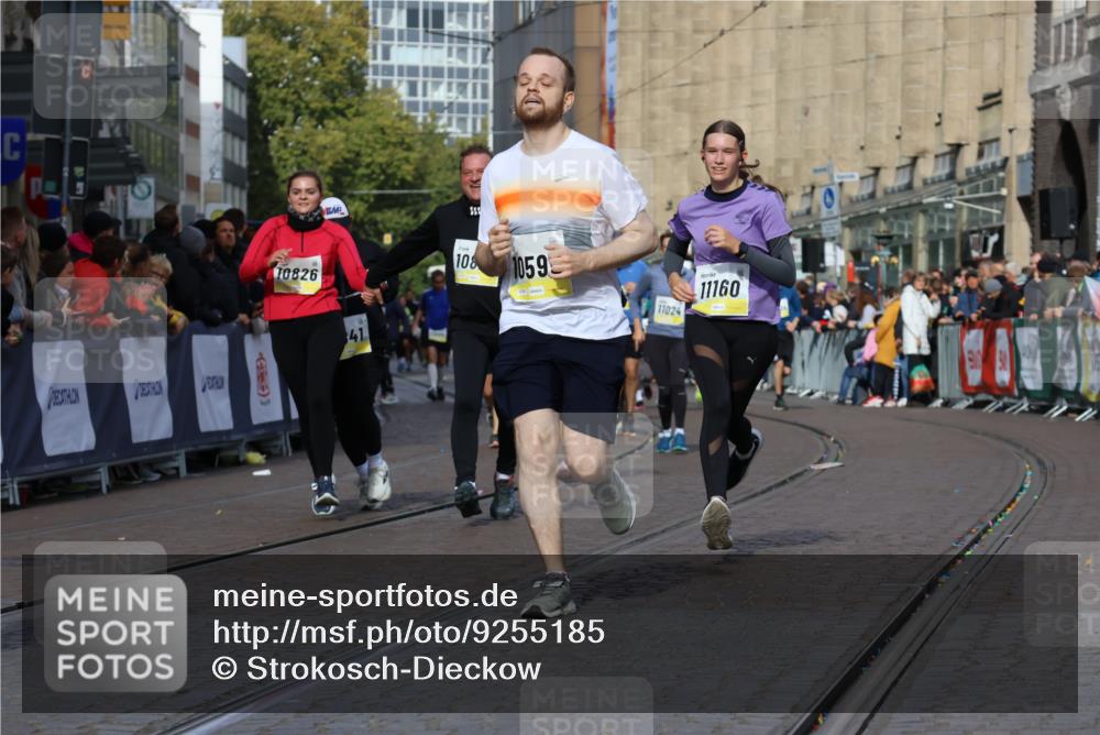 05.10.2025 - 20. swb-Marathon Bremen Strokosch-Dieckow http://msf.ph/oto/9255185 05.10.2025 11:02:35 Ziel 9468, 9647, 9841, 10033, 10510, 10595, 10598, 10825, 10826, 11024, 11110, 11160, 11711 meine-sportfotos.de