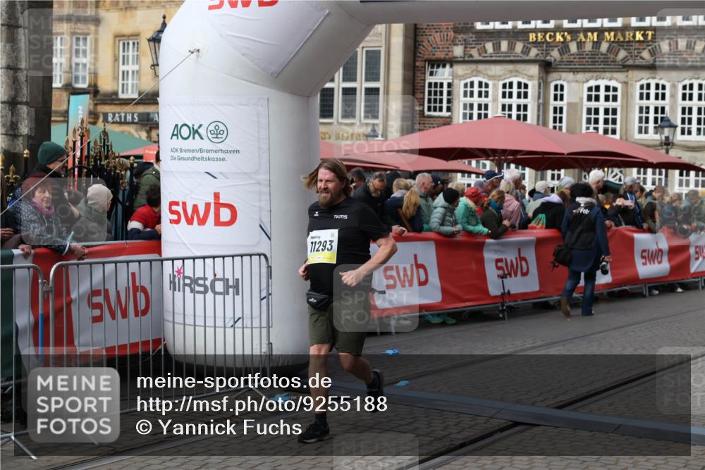 05.10.2025 - 20. swb-Marathon Bremen Yannick Fuchs http://msf.ph/oto/9255188 05.10.2025 11:15:19 Ziel 10647, 10984, 11293, 11635 meine-sportfotos.de