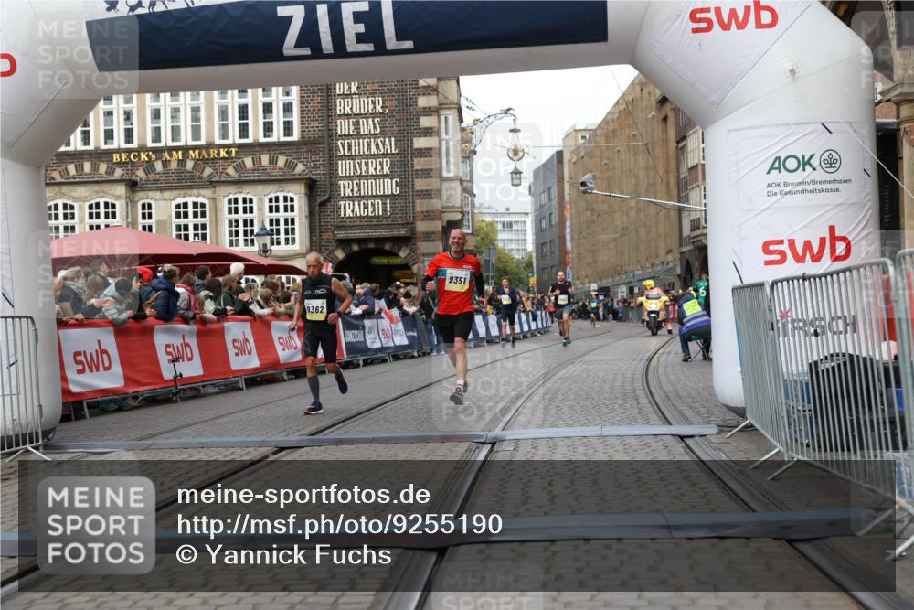 05.10.2025 - 20. swb-Marathon Bremen Yannick Fuchs http://msf.ph/oto/9255190 05.10.2025 10:46:21 Ziel 9351, 9362, 10858, 11446 meine-sportfotos.de