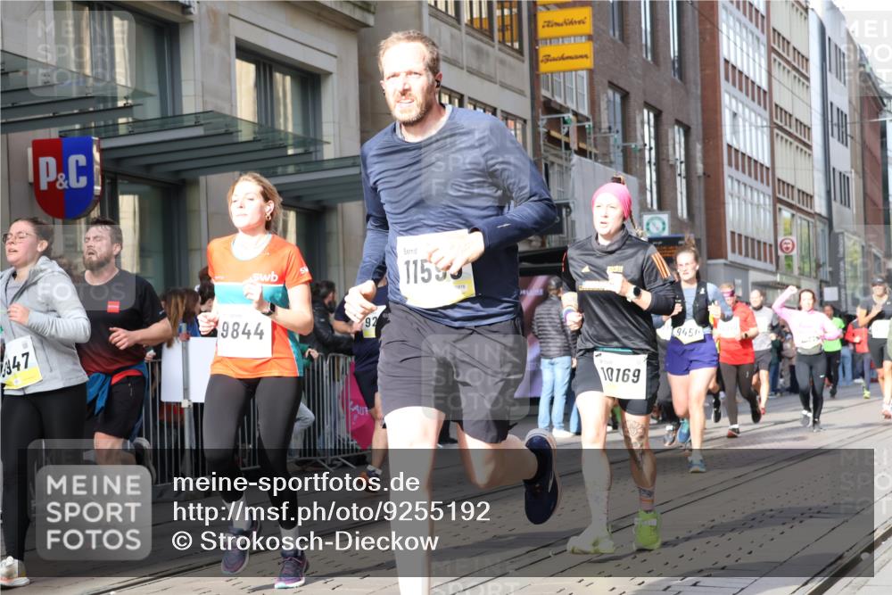 05.10.2025 - 20. swb-Marathon Bremen Strokosch-Dieckow http://msf.ph/oto/9255192 05.10.2025 10:57:02 Ziel 7101, 9000, 9215, 9260, 9292, 9450, 9489, 9550, 9577, 9625, 9844, 9904, 9914, 9947, 9962, 10139, 10169, 10281, 10293, 10367, 10545, 10645, 10657, 10739, 10917, 10950, 11015, 11138, 11202, 11360, 11434, 11596, 11606, 11686, 7101, 9000, 9215, 9260, 9292, 9450, 9489, 9550, 9577, 9625, 9844, 9904, 9914, 9947, 9962, 10139, 10169, 10281, 10293, 10367, 10545, 10645, 10657, 10739, 10917, 10950, 11015, 11138, 11202, 11434, 11596, 11606, 11686 meine-sportfotos.de