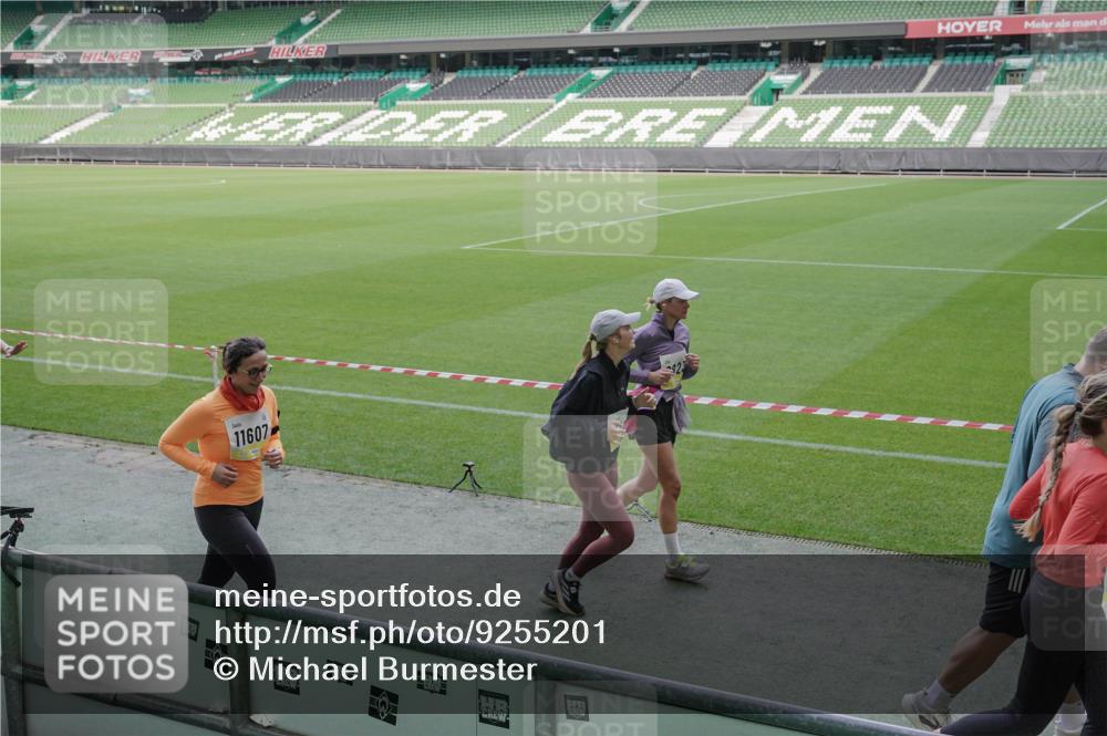 05.10.2025 - 20. swb-Marathon Bremen Michael Burmester http://msf.ph/oto/9255201 05.10.2025 10:43:16 Laufen im Stadion 9185, 9288, 9410, 9476, 9493, 9526, 9557, 9561, 9664, 9675, 9680, 9726, 9731, 9732, 9734, 9736, 9760, 9784, 9806, 9822, 9823, 9826, 9848, 9861, 9867, 9912, 10074, 10146, 10183, 10245, 10315, 10316, 10396, 10399, 10412, 10417, 10433, 10435, 10463, 10491, 10512, 10515, 10552, 10596, 10849, 10860, 10861, 10962, 10969, 11030, 11073, 11083, 11112, 11113, 11157, 11161, 11170, 11215, 11240, 11242, 11285, 11331, 11404, 11536, 8225, 9212, 9276, 9481, 9648, 9945, 9972 meine-sportfotos.de