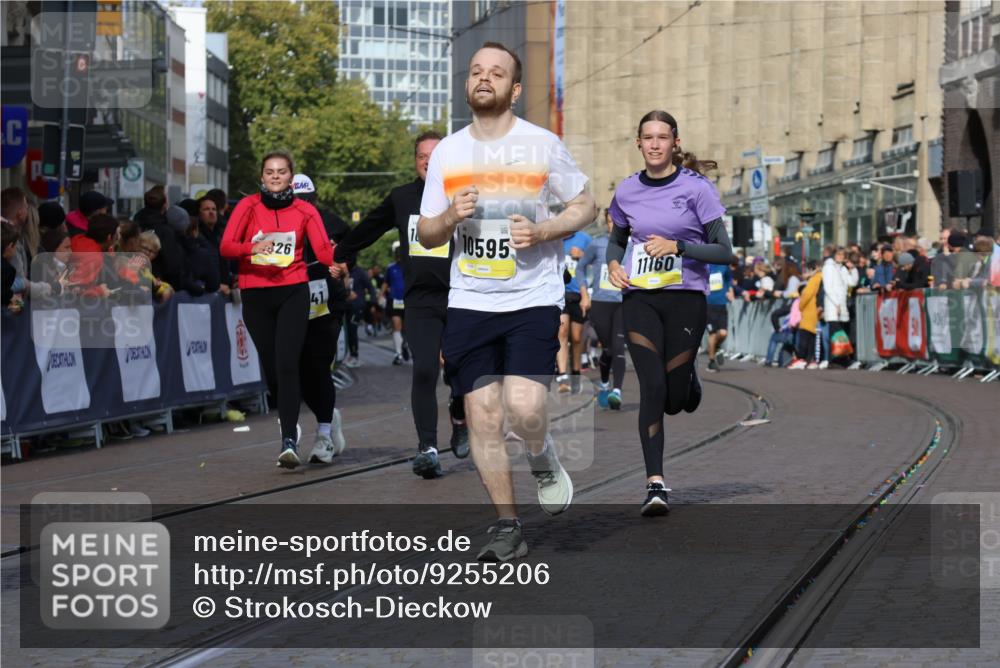 05.10.2025 - 20. swb-Marathon Bremen Strokosch-Dieckow http://msf.ph/oto/9255206 05.10.2025 11:02:35 Ziel 9468, 9647, 9841, 10033, 10510, 10595, 10598, 10825, 10826, 11024, 11110, 11160, 11711 meine-sportfotos.de