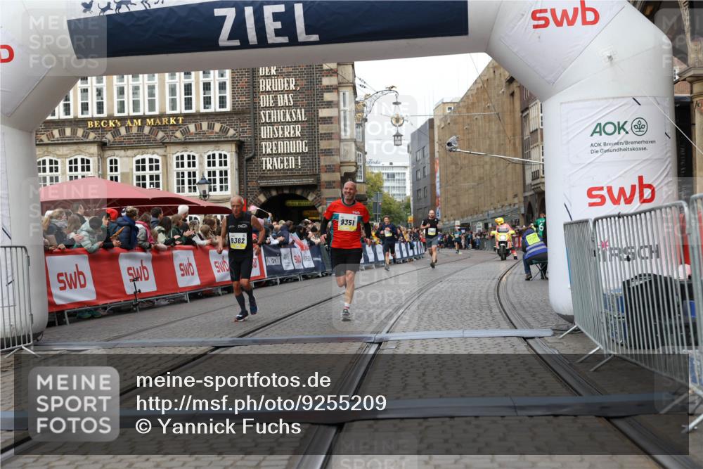 05.10.2025 - 20. swb-Marathon Bremen Yannick Fuchs http://msf.ph/oto/9255209 05.10.2025 10:46:21 Ziel 9351, 9362, 10858, 11446 meine-sportfotos.de
