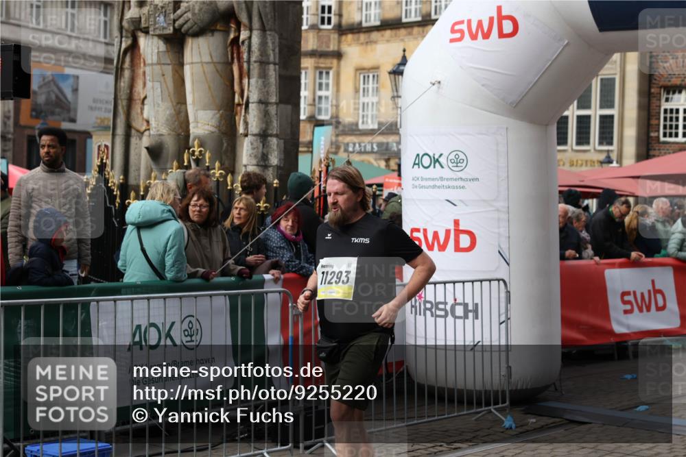 05.10.2025 - 20. swb-Marathon Bremen Yannick Fuchs http://msf.ph/oto/9255220 05.10.2025 11:15:20 Ziel 10647, 10984, 11293, 11635 meine-sportfotos.de
