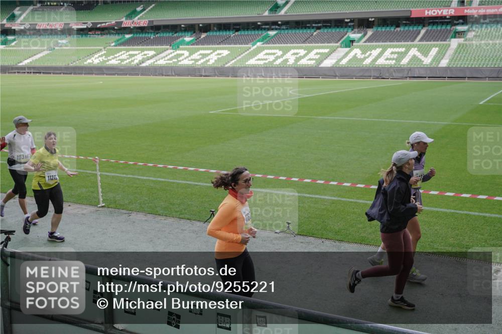 05.10.2025 - 20. swb-Marathon Bremen Michael Burmester http://msf.ph/oto/9255221 05.10.2025 10:43:17 Laufen im Stadion 9185, 9288, 9380, 9410, 9476, 9493, 9526, 9557, 9561, 9664, 9675, 9680, 9726, 9731, 9732, 9734, 9736, 9760, 9784, 9806, 9822, 9823, 9826, 9848, 9861, 9867, 9912, 10074, 10146, 10183, 10245, 10315, 10316, 10396, 10399, 10412, 10417, 10433, 10435, 10463, 10491, 10512, 10515, 10552, 10596, 10849, 10860, 10861, 10962, 10969, 11030, 11073, 11083, 11112, 11113, 11157, 11161, 11170, 11215, 11240, 11242, 11285, 11331, 11404, 11536, 8225, 9212, 9276, 9481, 9648, 9945, 9972 meine-sportfotos.de