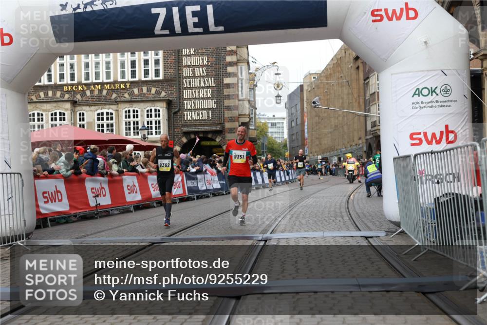 05.10.2025 - 20. swb-Marathon Bremen Yannick Fuchs http://msf.ph/oto/9255229 05.10.2025 10:46:21 Ziel 9351, 9362, 10858, 11446 meine-sportfotos.de