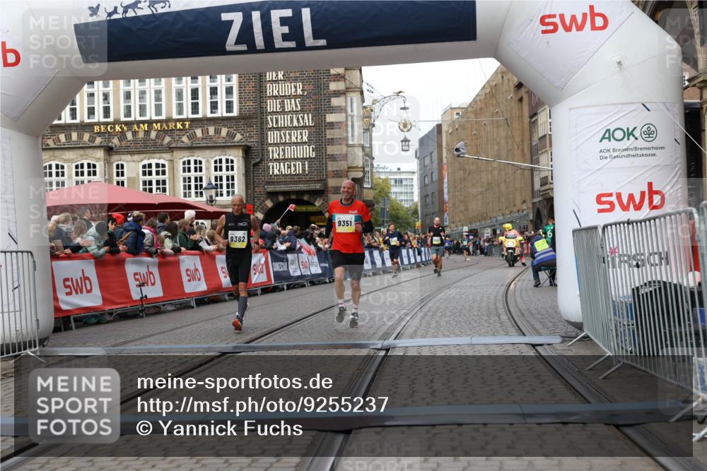 05.10.2025 - 20. swb-Marathon Bremen Yannick Fuchs http://msf.ph/oto/9255237 05.10.2025 10:46:21 Ziel 9351, 9362, 10858, 11446 meine-sportfotos.de