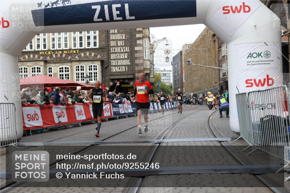 05.10.2025 - 20. swb-Marathon Bremen Yannick Fuchs http://msf.ph/oto/9255246 05.10.2025 10:46:22 Ziel 9351, 9362, 11446 meine-sportfotos.de