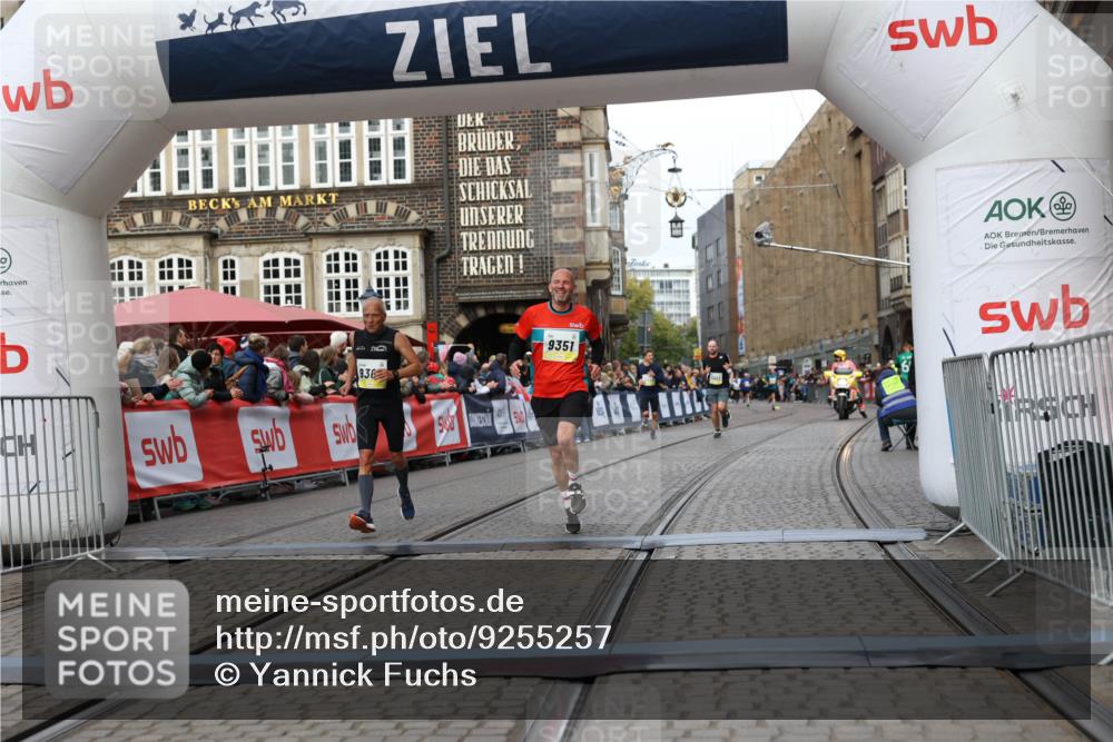 05.10.2025 - 20. swb-Marathon Bremen Yannick Fuchs http://msf.ph/oto/9255257 05.10.2025 10:46:22 Ziel 9351, 9362, 11446 meine-sportfotos.de