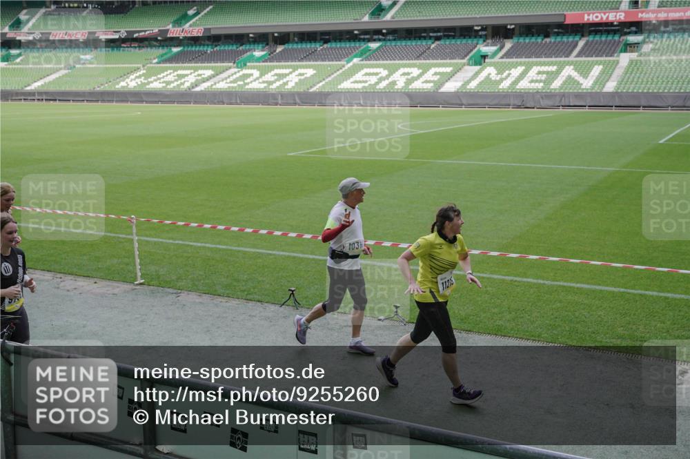 05.10.2025 - 20. swb-Marathon Bremen Michael Burmester http://msf.ph/oto/9255260 05.10.2025 10:43:18 Laufen im Stadion 9185, 9288, 9380, 9410, 9476, 9493, 9526, 9557, 9561, 9664, 9675, 9680, 9726, 9731, 9732, 9734, 9736, 9760, 9784, 9806, 9822, 9823, 9826, 9848, 9861, 9867, 9912, 10074, 10146, 10183, 10245, 10288, 10315, 10316, 10396, 10399, 10412, 10433, 10435, 10463, 10491, 10512, 10515, 10552, 10596, 10849, 10860, 10861, 10962, 10969, 11030, 11073, 11083, 11113, 11157, 11161, 11170, 11215, 11240, 11242, 11285, 11331, 11404, 11536, 8225, 9212, 9276, 9481, 9945, 9972 meine-sportfotos.de