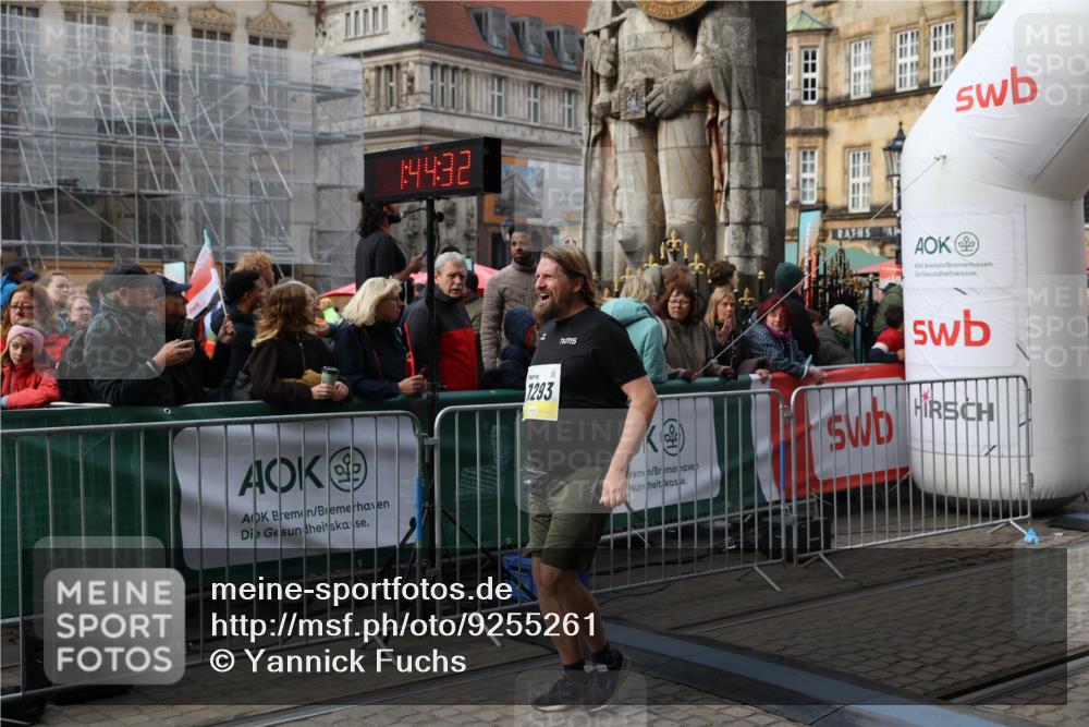05.10.2025 - 20. swb-Marathon Bremen Yannick Fuchs http://msf.ph/oto/9255261 05.10.2025 11:15:21 Ziel 10984, 11293, 11635 meine-sportfotos.de
