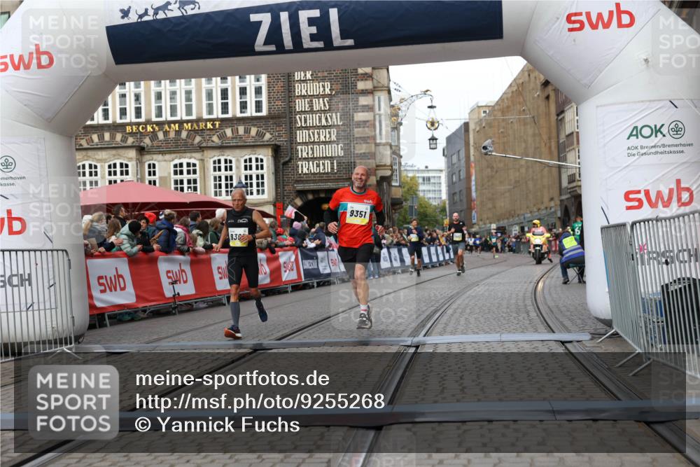05.10.2025 - 20. swb-Marathon Bremen Yannick Fuchs http://msf.ph/oto/9255268 05.10.2025 10:46:22 Ziel 9351, 9362, 11446 meine-sportfotos.de