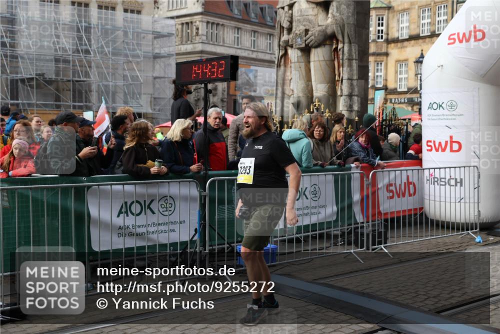 05.10.2025 - 20. swb-Marathon Bremen Yannick Fuchs http://msf.ph/oto/9255272 05.10.2025 11:15:21 Ziel 10984, 11293, 11635 meine-sportfotos.de