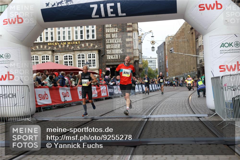 05.10.2025 - 20. swb-Marathon Bremen Yannick Fuchs http://msf.ph/oto/9255278 05.10.2025 10:46:22 Ziel 9351, 9362, 11446 meine-sportfotos.de