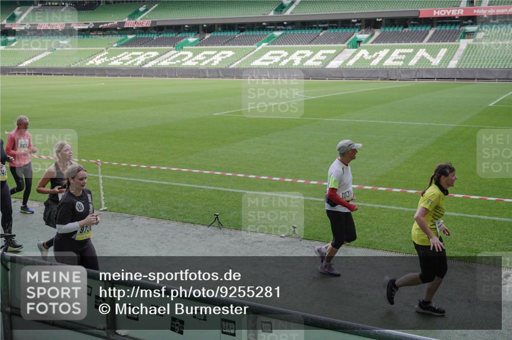 05.10.2025 - 20. swb-Marathon Bremen Michael Burmester http://msf.ph/oto/9255281 05.10.2025 10:43:19 Laufen im Stadion 9185, 9288, 9380, 9476, 9493, 9526, 9557, 9561, 9664, 9675, 9680, 9726, 9731, 9732, 9734, 9736, 9760, 9784, 9806, 9822, 9823, 9826, 9848, 9861, 9867, 9895, 9912, 10074, 10146, 10183, 10245, 10288, 10315, 10316, 10396, 10399, 10412, 10433, 10435, 10463, 10491, 10512, 10515, 10552, 10596, 10849, 10860, 10861, 10962, 10969, 11030, 11073, 11083, 11113, 11157, 11161, 11170, 11215, 11240, 11242, 11285, 11331, 11404, 11536, 8225, 9212, 9276, 9481, 9945, 9972 meine-sportfotos.de