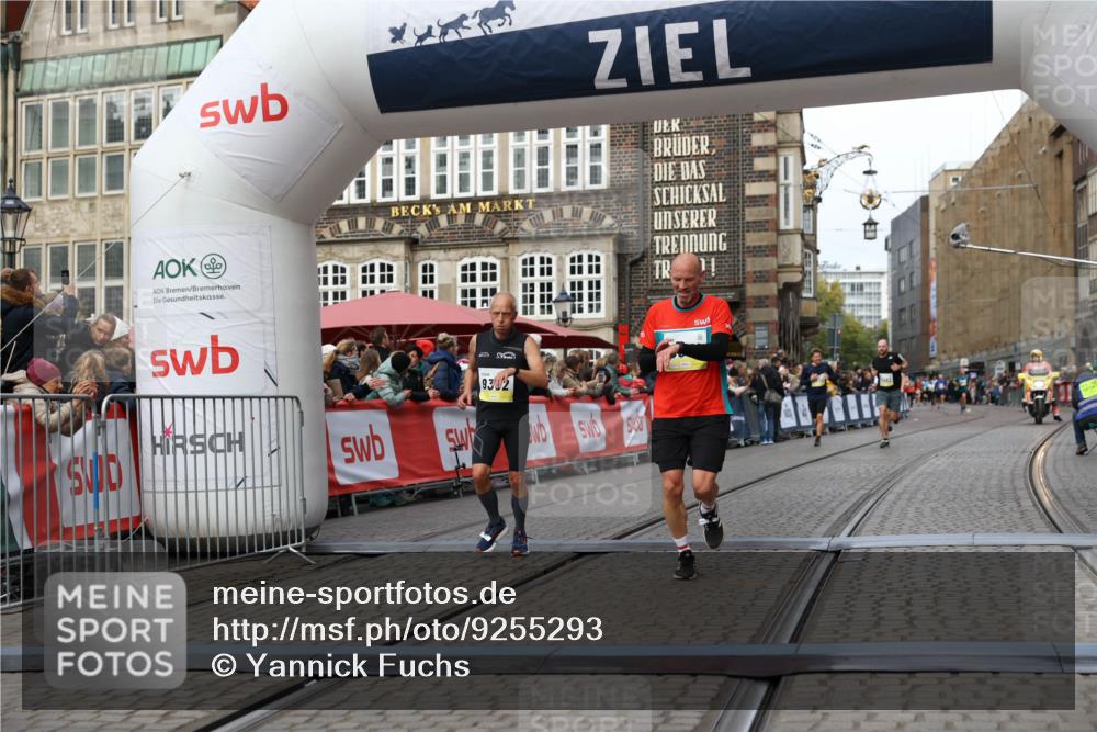05.10.2025 - 20. swb-Marathon Bremen Yannick Fuchs http://msf.ph/oto/9255293 05.10.2025 10:46:22 Ziel 9351, 9362, 11446 meine-sportfotos.de