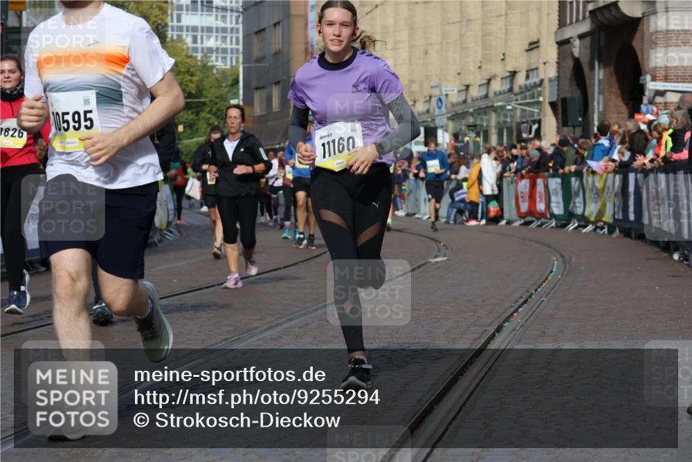 05.10.2025 - 20. swb-Marathon Bremen Strokosch-Dieckow http://msf.ph/oto/9255294 05.10.2025 11:02:37 Ziel 9841, 10033, 10510, 10530, 10595, 10598, 10825, 10826, 11024, 11160 meine-sportfotos.de