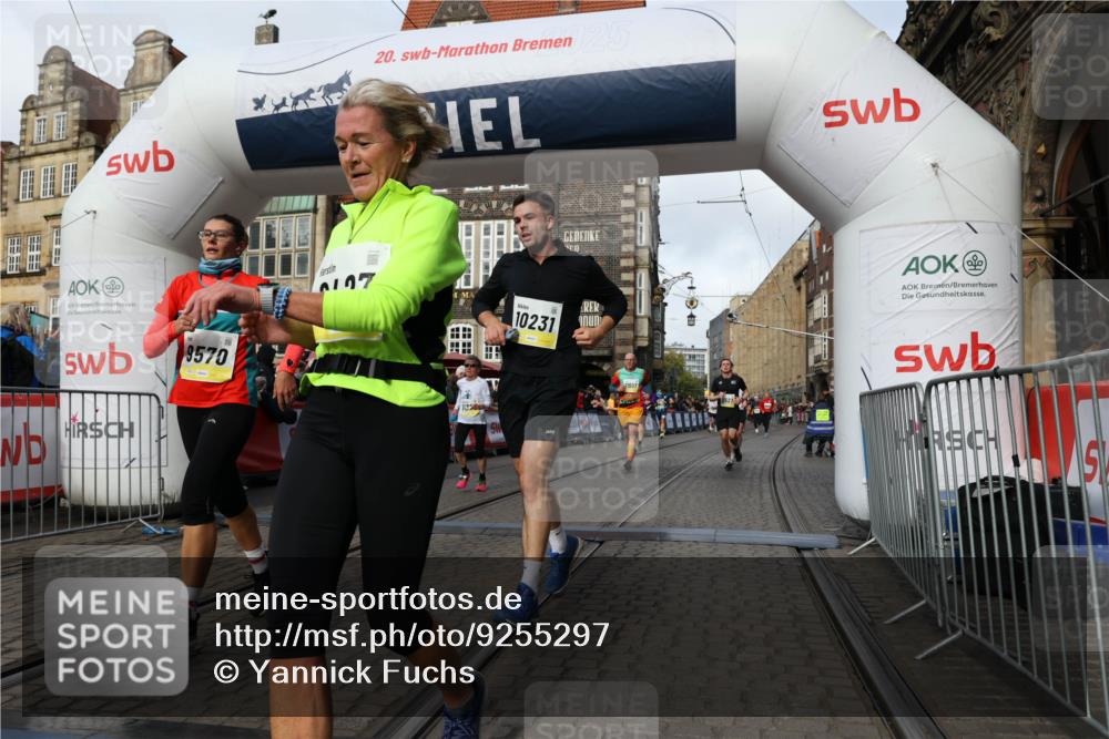 05.10.2025 - 20. swb-Marathon Bremen Yannick Fuchs http://msf.ph/oto/9255297 05.10.2025 10:55:05 Ziel 9427, 9475, 9560, 9570, 10024, 10231, 10609, 11320, 11373, 11470, 11507, 11523 meine-sportfotos.de
