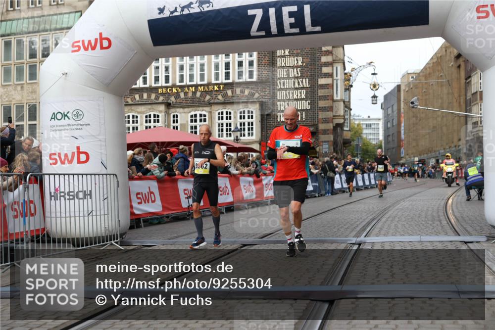 05.10.2025 - 20. swb-Marathon Bremen Yannick Fuchs http://msf.ph/oto/9255304 05.10.2025 10:46:22 Ziel 9351, 9362, 11446 meine-sportfotos.de